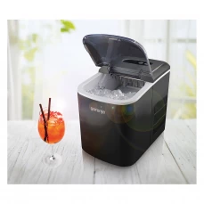 Ledomat Gorenje sa ledom u unutrašnjosti i koktelom u čaši pored