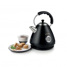 Kuvalo vode Gorenje, crno, sa kafom i kolačima pored