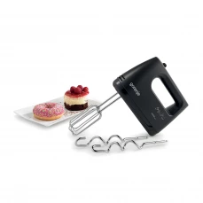 Ručni mikser Gorenje, crni okružen kolačima